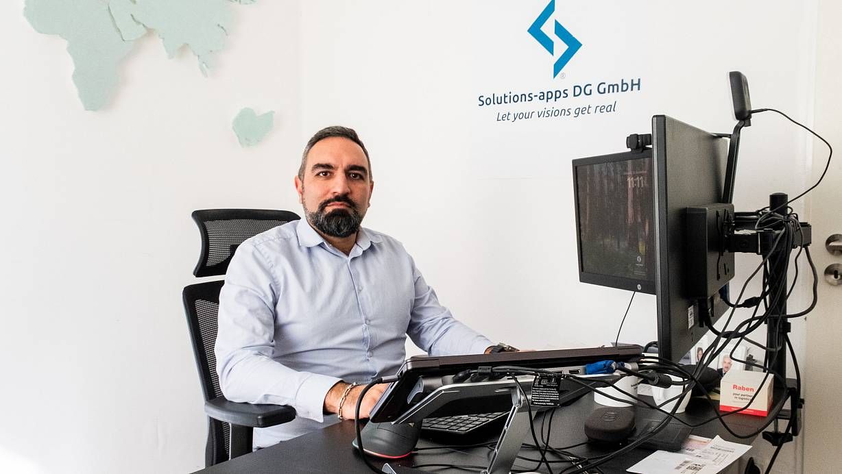 Hamed Rahimi Darehchi an seinem Schreibtisch im Solutions-Apps-Büro