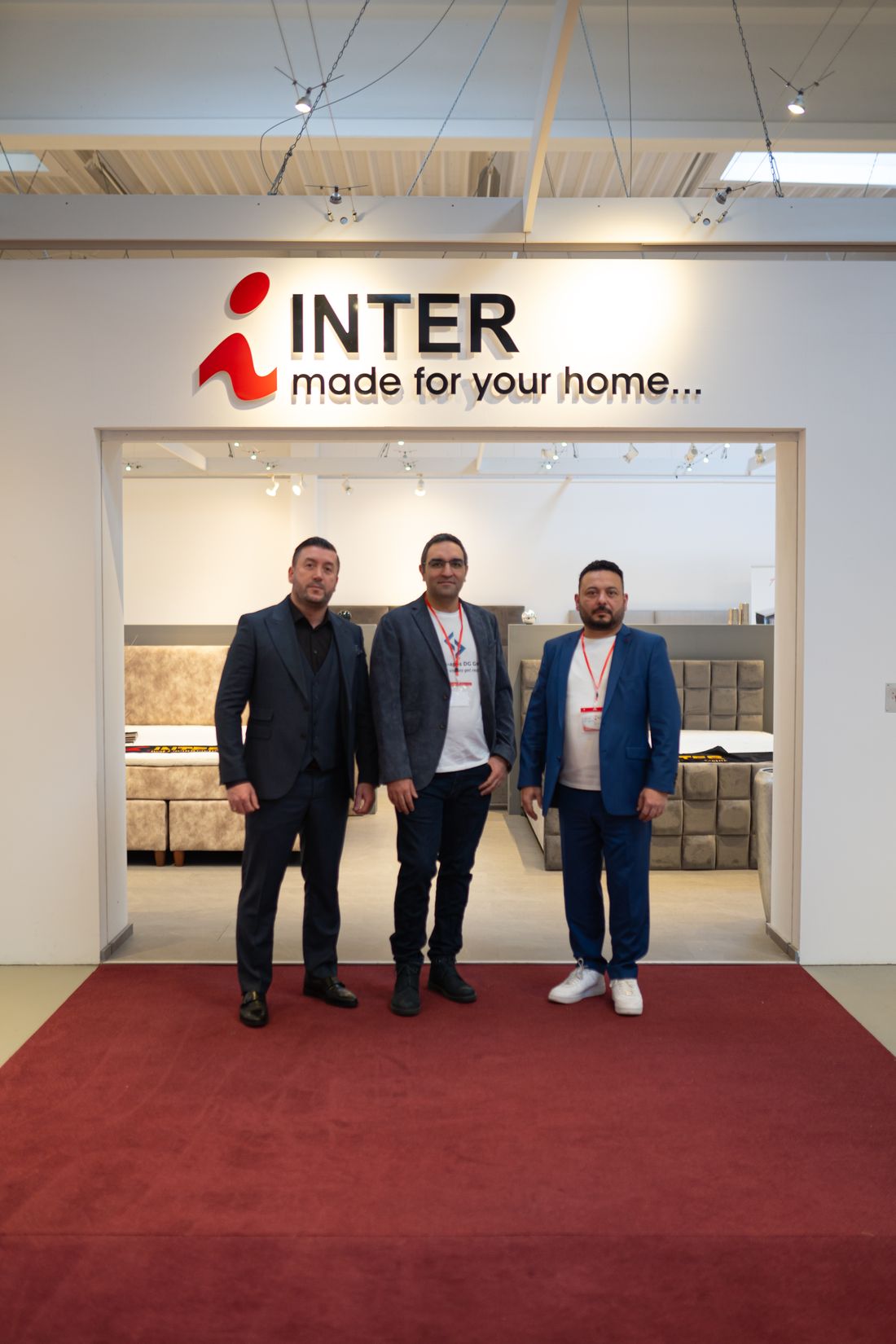 Hamed Rahimi Darehchi mit Kollegen bei der Inter Handels GmbH
